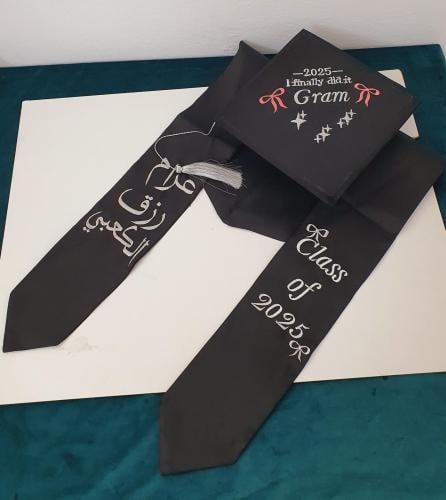 شال تخرج لون أسود مع تطريز الاسم وسنة التخرج