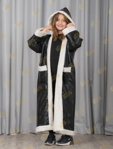 فروه بناتي لون أسود مبطنه من الداخل بفرو ناعم ويدف...