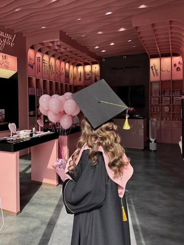 عبايات تخرج 2026 لون أسود مع وشاح تخرج بنك