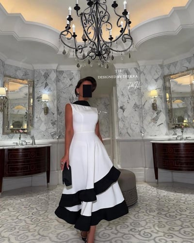 فستان اوف وايت بتموجات لون اسود من الاسفل