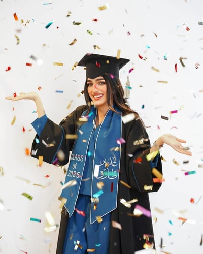 عباية تخرج أنيقة بتطريز خاص لسنة 2025