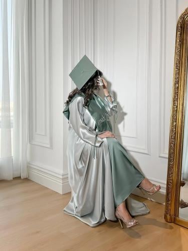 عباية تخرج 2026 لون رمادي مع وشاح أخضر زيتي