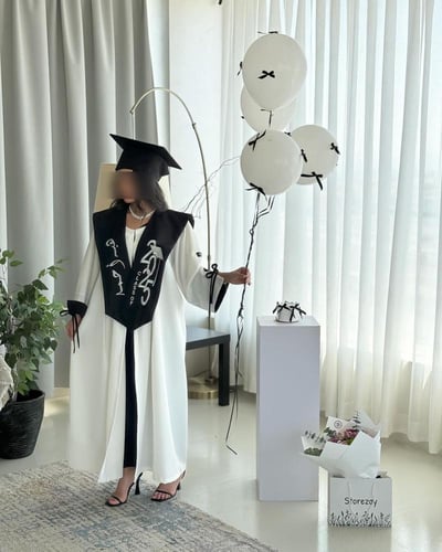 عباية تخرج 2025 لون اوف وايت مع وشاح اسود