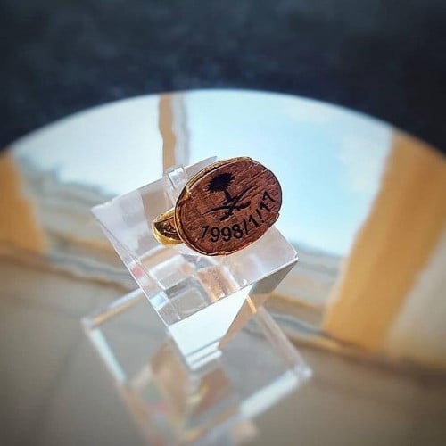 خاتم رجالي من خشب العود مع (شعار المملكه)