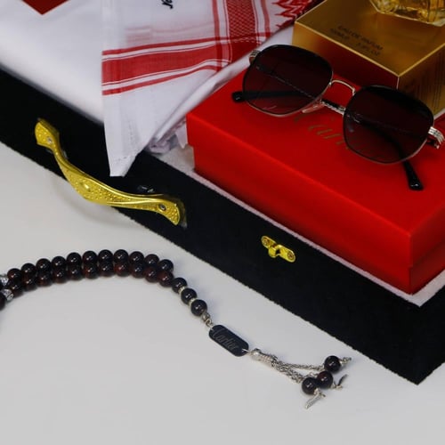 بوكس هدايا رجالي فاخر مع شماغ كارتير وعطر ونظارة و...