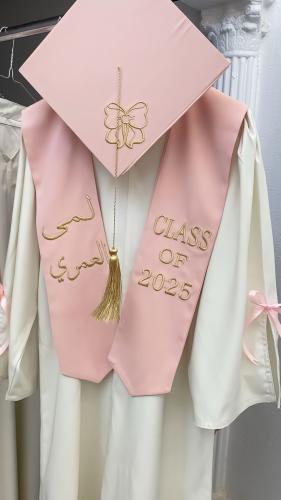 عباية تخرج بالاسم موديل الفيونكه لسنة 2025
