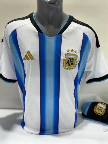 قميص منتخب الأرجنتين أبيض وأزرق – تصميم رياضي مميز...