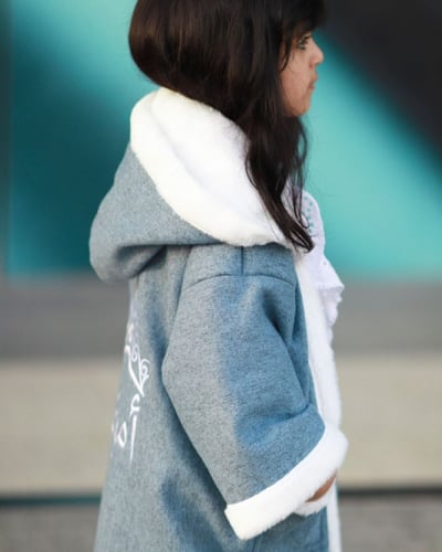 فروة شتويه لون سماوي مبطنه بفرو داخلي ناعم