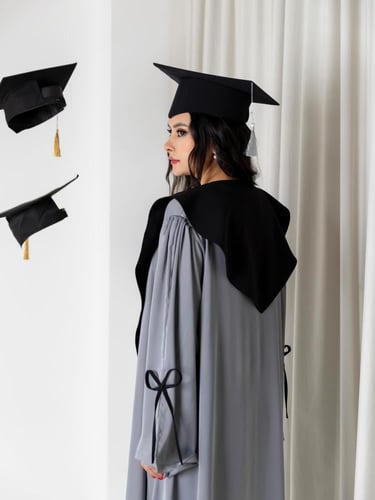 طقم تخرج نسائي أنيق 2026 – عباية رمادي مع وشاح أسو...