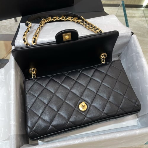 Chanel：15×26×7cm