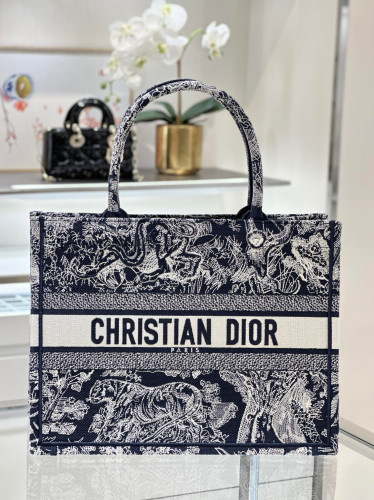 Size; 36.5x28x17.5cm