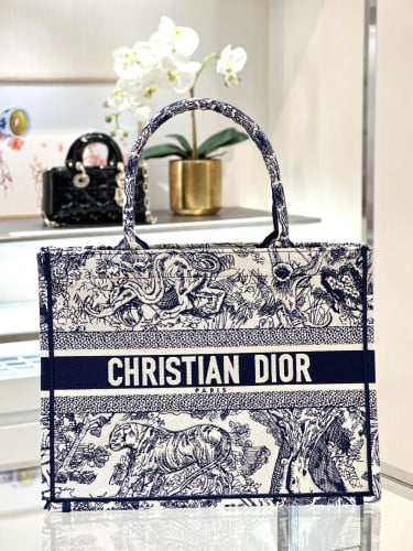 Size; 36.5x28x17.5cm