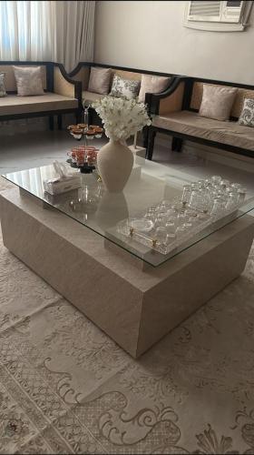 طاولة رئيسية مربعة بتصميم فاخر،
