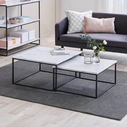 طاولة مركزية مستطيلة من الفولاذ مع مدخل حديث