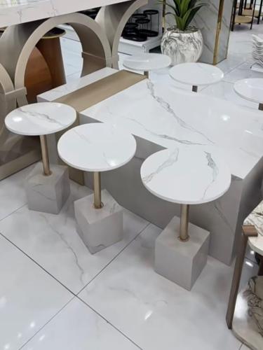 طاولة مجلس فاخرة بسطح بديل الرخام الأبيض