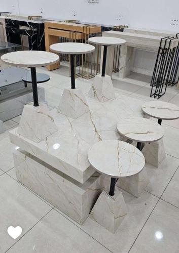 طاولة مجلس راقية بلون أبيض – تصميم فاخر ومتين