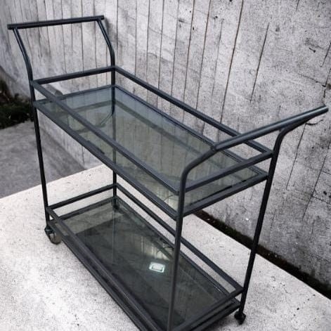 عربة تقديم ذات شكل حديث وبسطح زجاجي