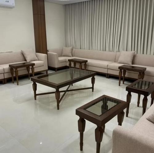 طقم طاولات ضيافة مع ست خدمة – خشب طبيعي سطح زجاج