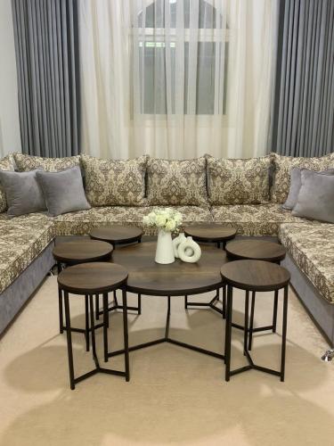 طقم طاولات كنب مع ست طاولات خدمة – تصميم عصري وأني...