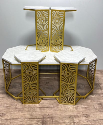 طقم طاولات مجلس نقش ليزر تصميم أنيق حديد بلون ذهبي