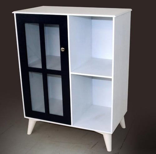 ركن كوفي عصري بباب زجاجي وأرفف تنظيم