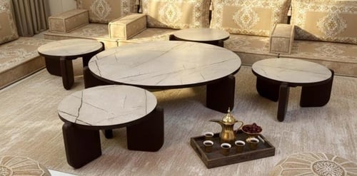 طقم طاولات قهوة بتصميم دائري رخامي وأرجل خشبية عري...