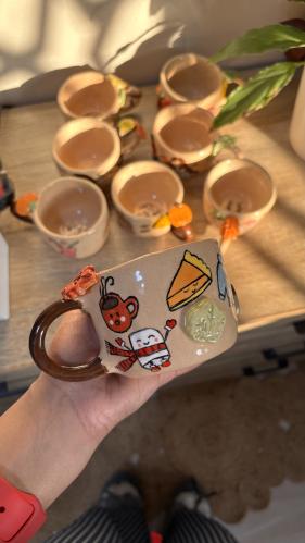 كوب شتوي برسومات مبتسمة