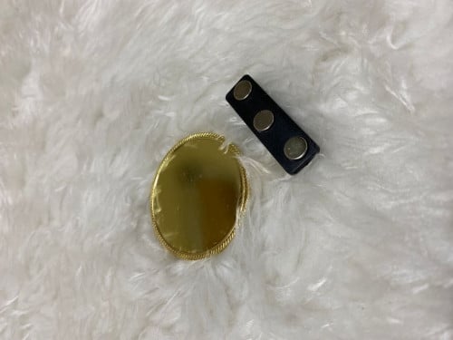 5 cm gold metal brooch with printing
