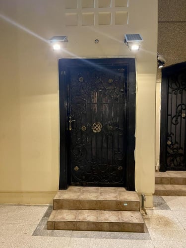 كشاف طاقة شمسية 400 شمعة (لومنز) اضاءة بيضاء يعمل...