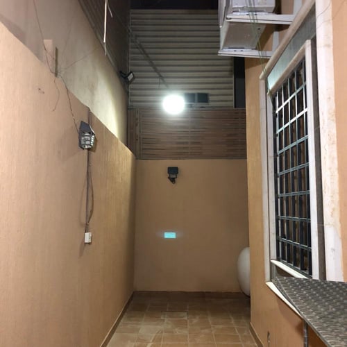 كشاف كبس طاقة شمسية لون كريمي منتشرة وعمل متواصل ط...