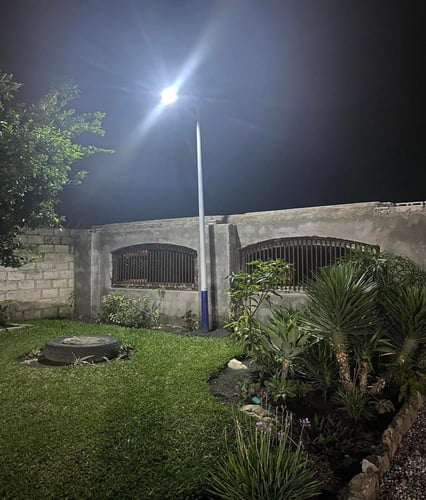 كشاف كبس طاقة شمسية لون كريمي منتشرة وعمل متواصل ط...