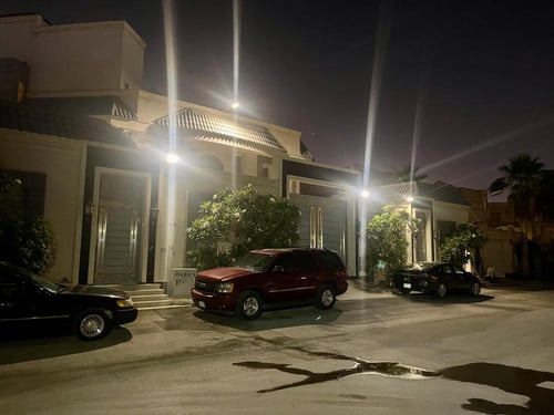 كشاف طاقة شمسية مع جهاز تحكم عن بعد يعمل تلقايا طو...