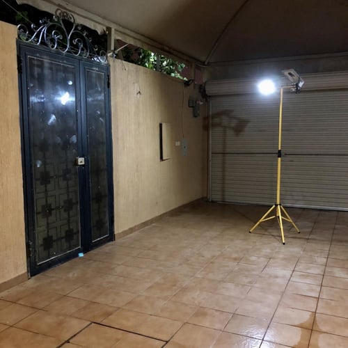 كشاف طاقة شمسية يدعم تغيير لون الاضاءة ابيض او كري...