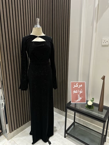 فستان اسود فصوص