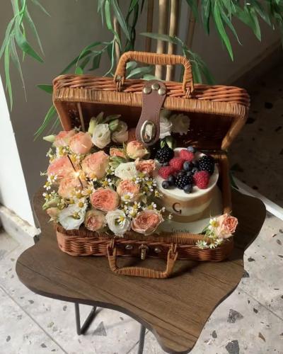 سلة الورد مع الكيك
