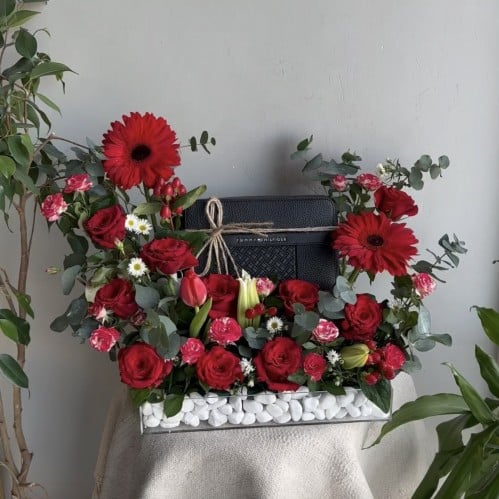 تنسيق بالورد الاحمر على ستاند اكريلك