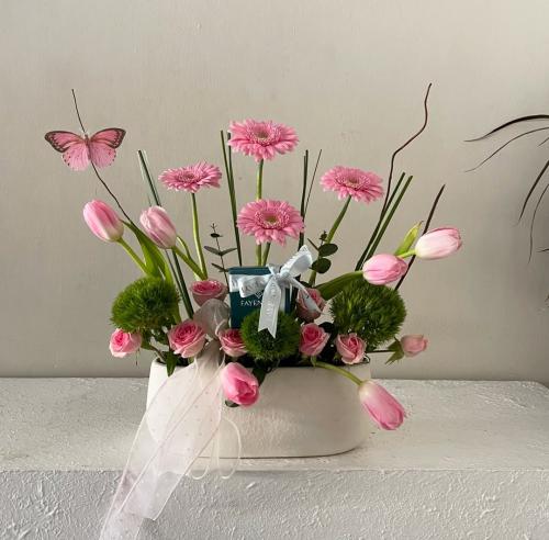 فازه مع ورد التوليب