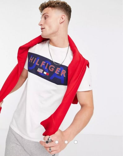 تيشرت من تومي هيليفيغر