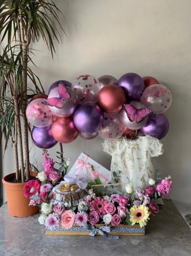 تنسيق الهديه مع استاند وبالونات