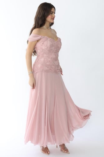 فستان وردي بصدر ورد و شيفون كلوش