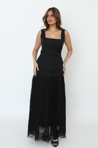 فستان أسود كريب و دانتيل بلاسيه