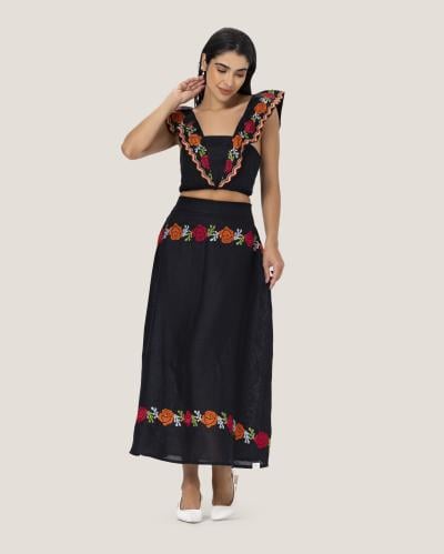 تنورة و توب اسود