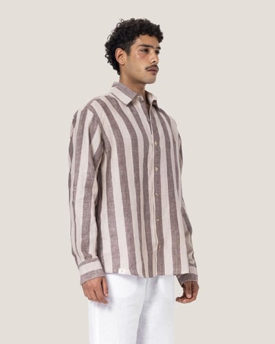 قميص بني مخطط