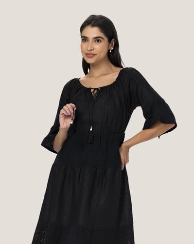 فستان اسود شبكي