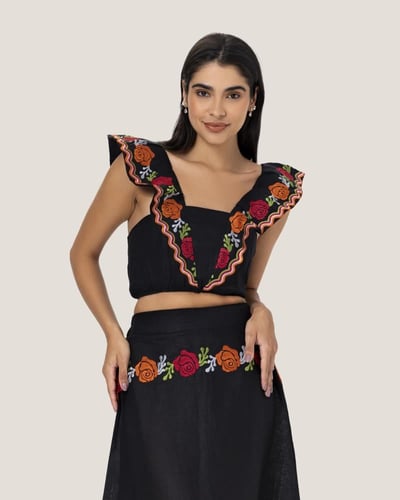 تنورة و توب اسود