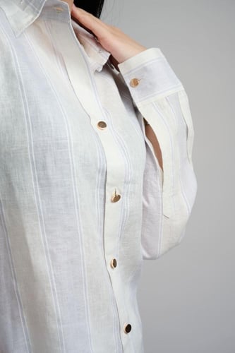 قميص ابيض مخطط