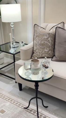 طاولة خدمه لون اسود سطح زجاج