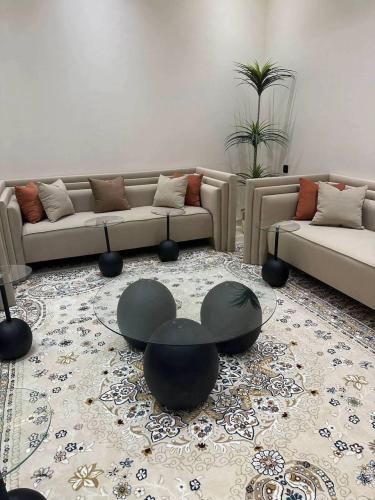 طقم طاولات ضيافه حبه كبيره و 6خدمه