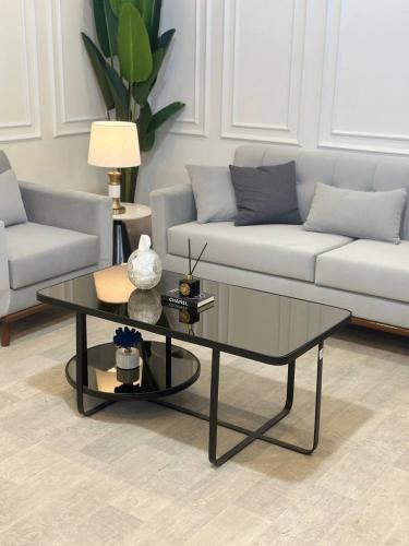 طاولة قزاز دورين بهيكل حديدي بالون الاسود