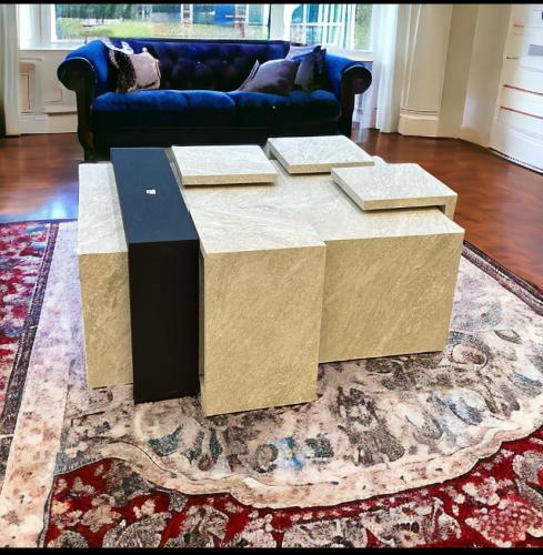 طاوله ضيافه بديل رخام مع اربع طاولات خدمه